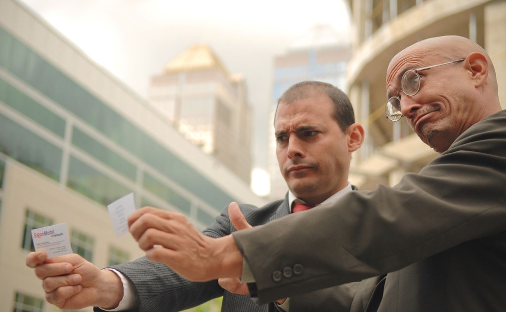 The Yes Men позируют с отсылкой на кадр из «Святых из Бундока»