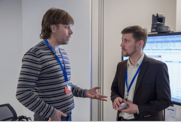 Алексей Евтухов и участник митапа. Фото: Фёдор Корниенко.