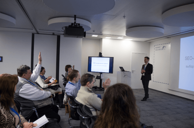 Алексей Евтухов и гости митапа Фото: Фёдор Корниенко