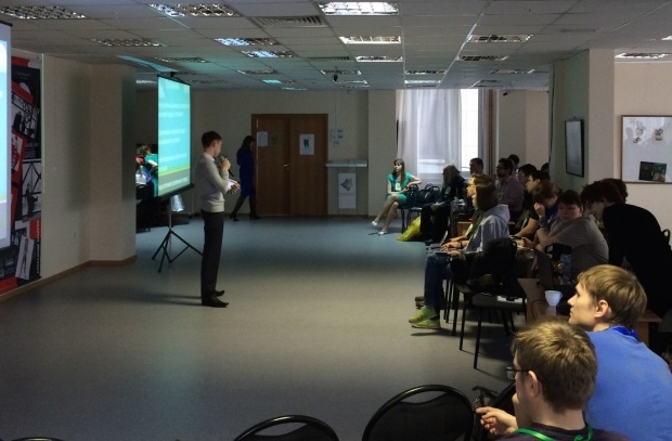 Участники хакатона представляют идеи своих проектов. Фото: Алексей Ница.