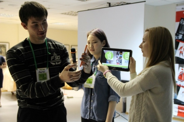 Участники "Экотерритории" демонстрируют жюри результаты проделанной работы . Фото: Софьина Галина.