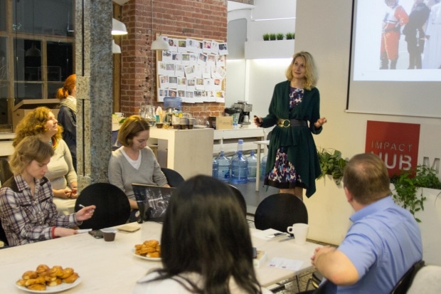 Наталья Мартынова рассказывает, как организовать проект для детей с нулевым бюджетом. Фото: Фёдор Корниенко.