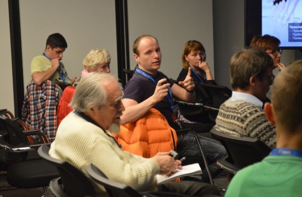 Участники митапа делились своим опытом прохождения онлайн-курсов. Фото: Мария Борисёнок.