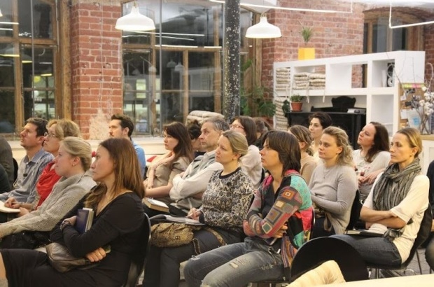 Те, кто не успел прийти на встречу, могут написать Марии и Агнессе. Контакты в конце презентации. Фото: Мария Борисёнок.