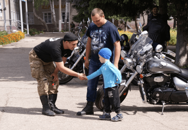 Поездка в Ивановский детский дом. Организовано Союзом мотоциклистов «Свобода». Фото: архив организации.