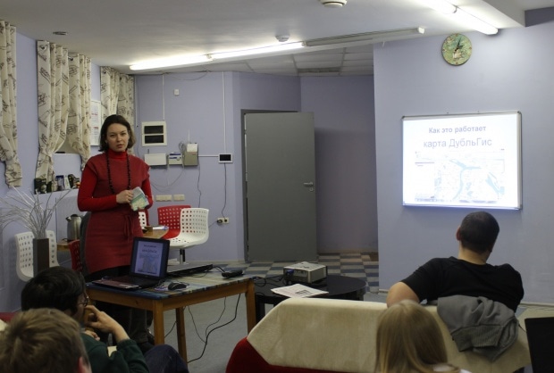 Анастасия Плужникова рассказывает о карте РазДельно. Фото: Татьяна Паутова.