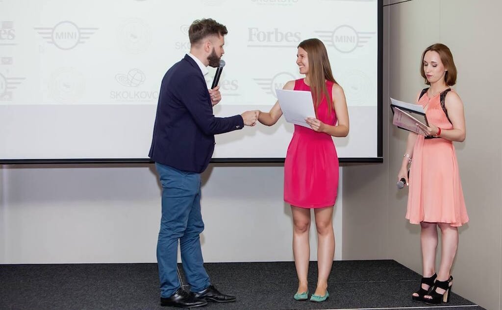 Charity Shop создает в Москве инфраструктуру для сбора ненужной одежды. Фото: Дарья Алексеева на вручении премии Forbes.