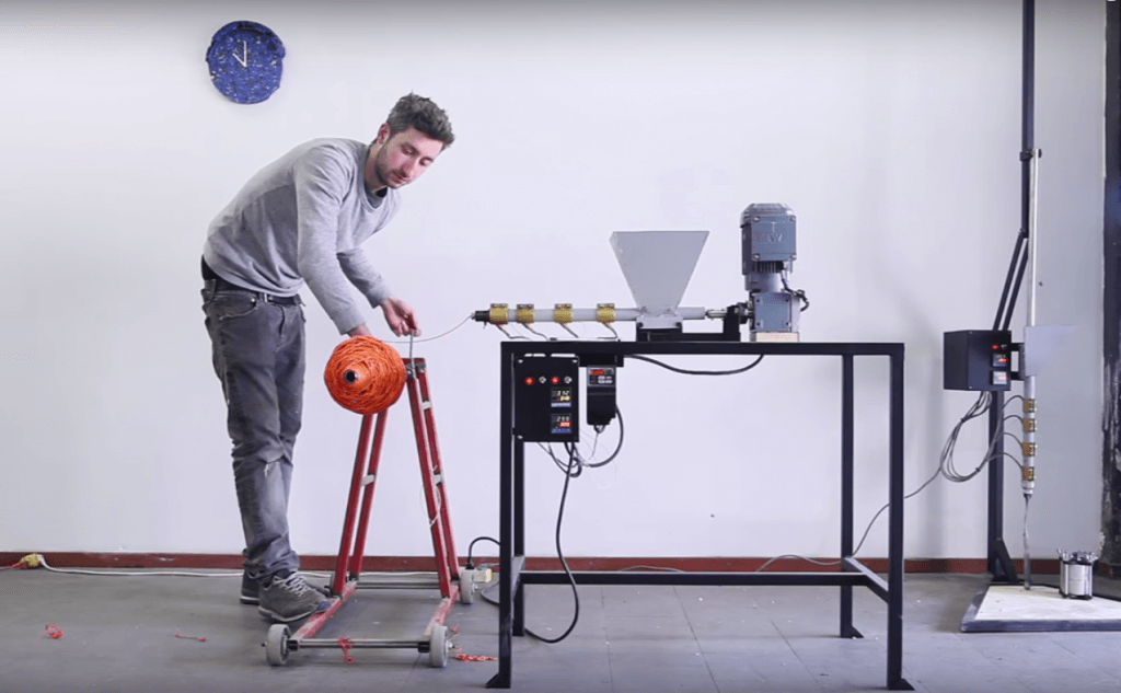 Хаккенс распространяет чертежи своих машин бесплатно, однако на его страницы есть форма для добровольных пожертвований. Фото: фрагмент промо-видео проекта Precious Plastic.