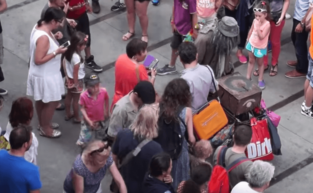 Сам создатель робота имеет опыта работы кукольником. Фото: фрагмент видео YouTube