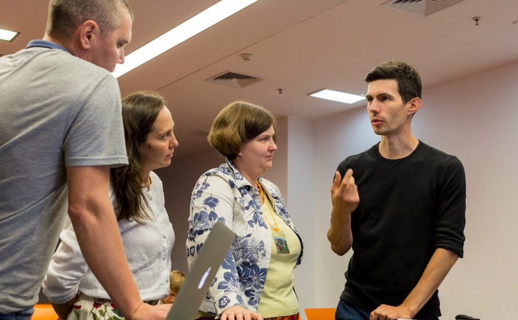 Цель мероприятия – создать перспективные интернет-проекты (сайты, инфографику, онлайн-сервисы и мобильные приложения), которые смогут сделать жизнь жителей города и их соседей более комфортной – в своем доме, во дворе и на улице. Фото: Олег Гант. Сервис-дизайнер Андрей Мисюрев и участники Чак-Чат Хакатона в Казани.