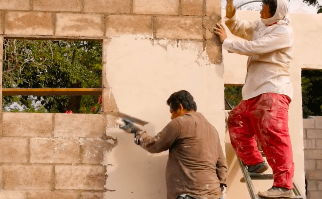 New Story не только строит дома, но и предпринимает попытки создавать устойчивые локальные сообщества, создавая инфраструктуру и планируя территорию. Фото: промо-ролик проекта New Story YouTube