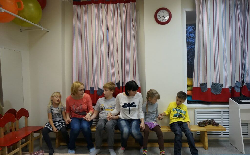 В кировской некоммерческой организации «Дорогою добра» семьи, воспитывающие детей с особенностями развития, получают поддержку. Родители приводят детей на обучающие бесплатные занятия по логоритмике, речи и подвижным играм. Фото: Наталья Баранова