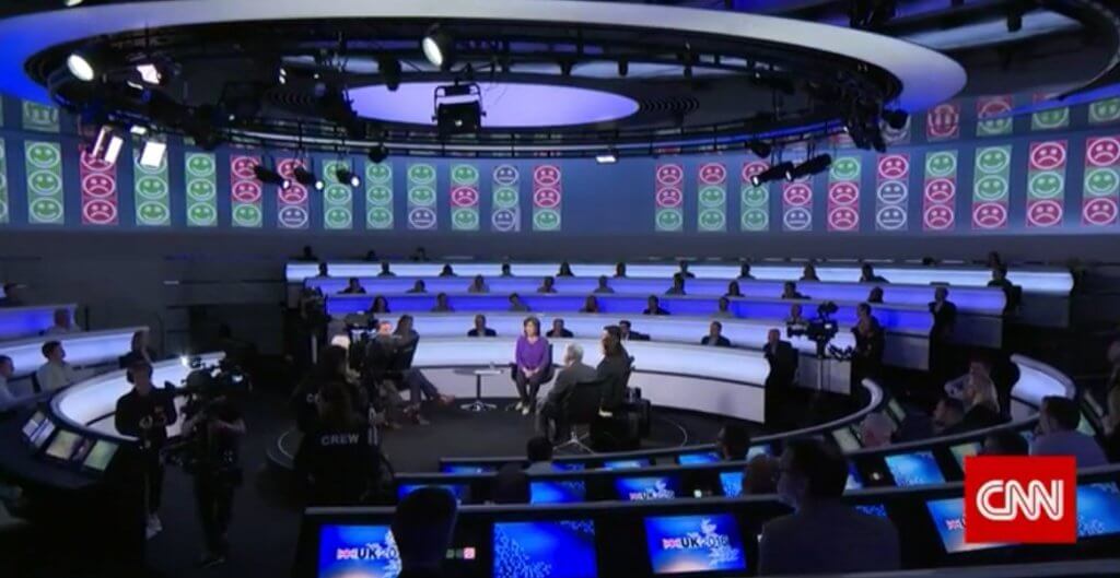 Исследователи сделали вывод, что живые опросы, голосования зрителей в режиме реального времени, высказывание мнений помогают развитию демократии. Фото: civichall.org