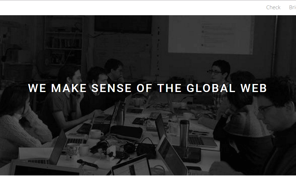 С помощью бесплатных приложений Check и Bright активисты и журналисты могут проверить новости на достоверность и перевести посты из социальных сетей на английский язык. Фото: фрагмент сайта meedan.com