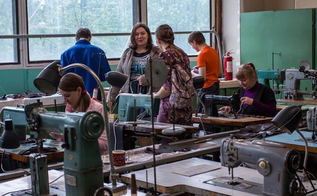 На фабрике ТИБОЖ изготавливают повседневную обувь и изделия из кожгалантереи люди с инвалидностью. Фото предоставлено фабрикой.