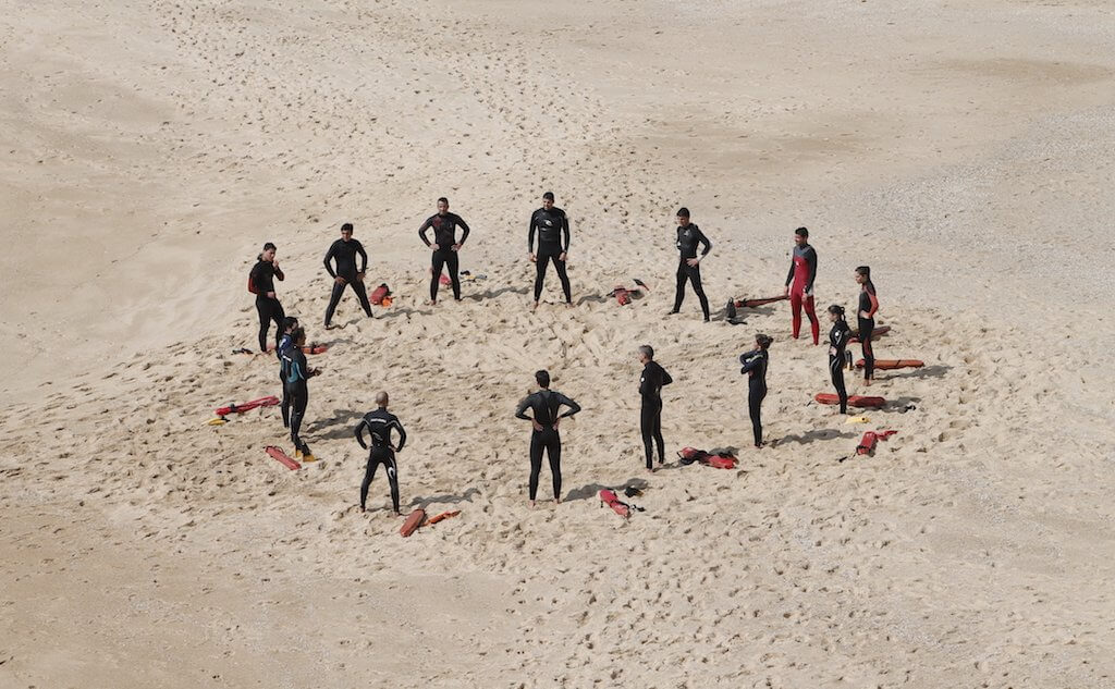 С точки зрения экспертов, создание и поощрение деятельных сообществ внутри НПО сокращает издержки на специальное обучение молодых сотрудников, помогает предотвратить «изобретение велосипеда» и «наступание на одни и те же грабли», а также способствует свободной циркуляции идей внутри организации. Фото: Pixels. (СС0).