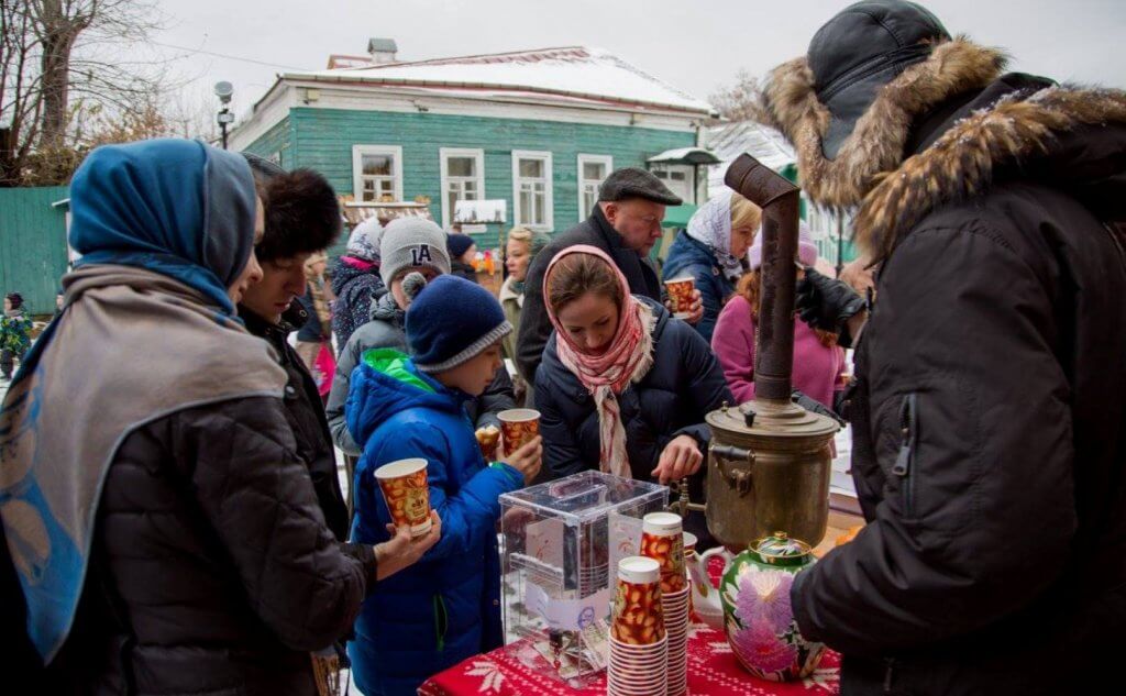 Ярмарки - хороший способ привлечь к теме благотворительности обычных людей и новые компании. Компании получают на таких мероприятиях новую аудиторию, а частные жертвователи могут убедиться, что помогать - легко и весело. Фото фонда «Жизнь как чудо».