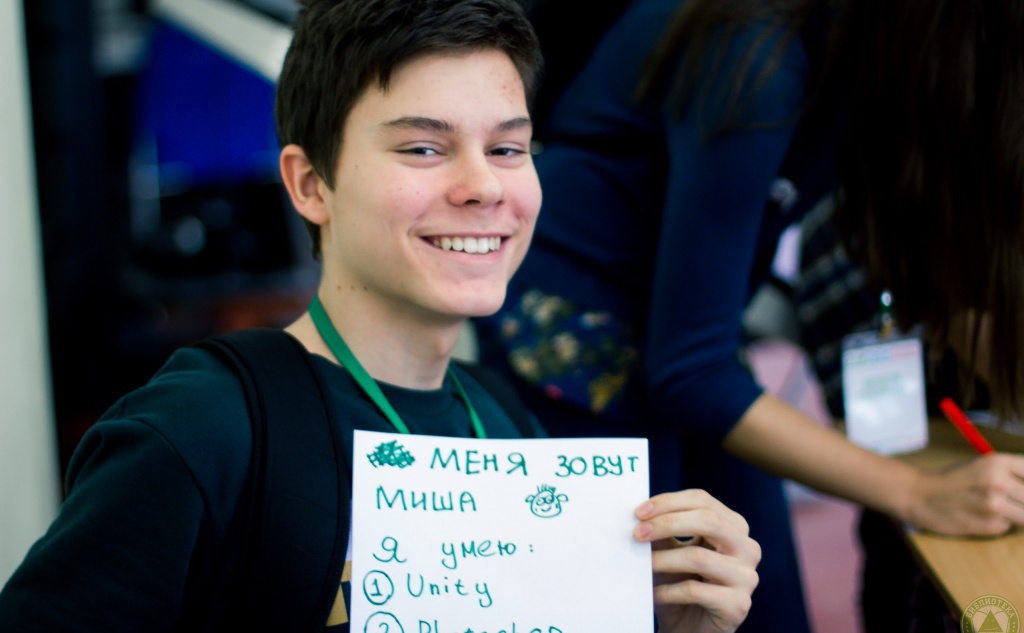 По мнению экспертов, чем раньше подросток освоит навыки программирования, тем больше возможностей перед ним откроется, в том числе и новые востребованные профессии. Фотография с открытия образовательного проекта "Эко Гейм Джем" в Санкт-Петербурге. Автор фото: Георгий Егоров.