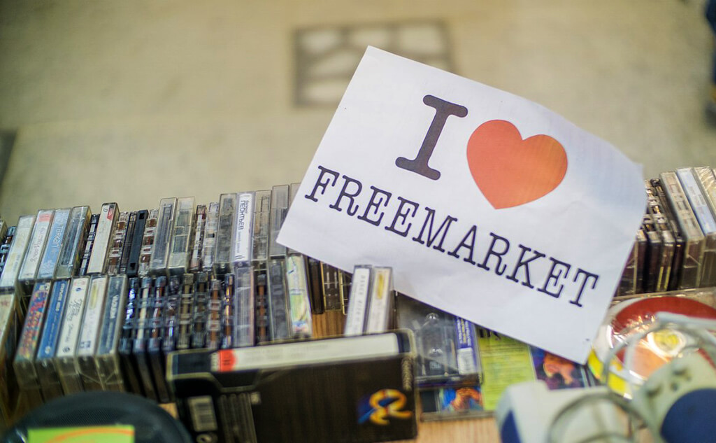 Абсолютно бесплатная ярмарка в Перми объединила сообщества активистов. Фото Светослав Шуваев.