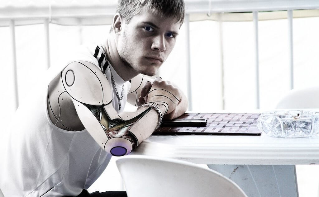 В машинном обучении традиционные негибкие компьютерные модели заменяются алгоритмами, способными эволюционировать на основе переработанной информации. Поэтому большие данные так важны для машинного обучения: тем четче компьютер «понимает» правила, чем больше информации он переработает. Фото: Pixel.com (CC0).