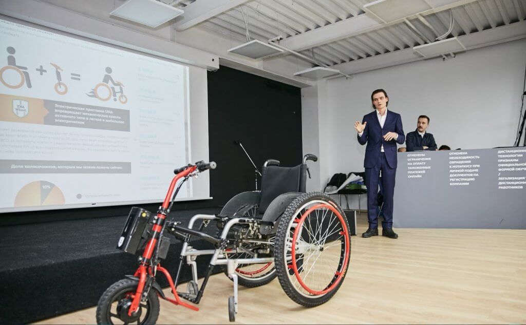 Руководитель проекта UNA Николай Юдин представляет электроприставку на реалити-шоу «Битва технологий». Фото с сайта planeta.ru.