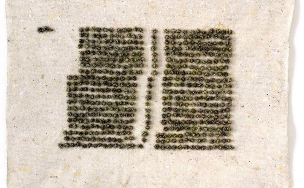 Представленные работы могут быть доступны благодаря осязанию. Фото: фрагмент одной из работ выставки из Instagram Галереи на Солянке.