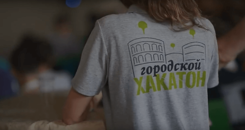 Одна из номинаций хакатона «Продукты для комфортной жизни в городе» - проекты, посвященные носимым гаджетам. Фото: скриншот видео-отчета о хакатоне в 2016 году на сайте hackathon.2gis.ru