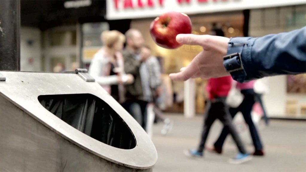 Фудшеринг (от англ. food sharing) – движение по спасению еды от утилизации. Движение зародилось в Германии и не ставило целью помощь нуждающимся. Идея — именно спасение еды. Ежегодно около трети всех произведенных в мире продуктов выбрасывается на помойку. Это около 1 млрд 300 млн тонн. При этом в мире около 1 миллиарда людей голодают