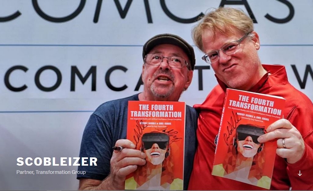 На фото: Роберт Скобл и Шел Израэл держат изданную книгу "Четвертая трансформация: как дополненная реальность и искусственный интеллект изменят все". Изображение: скриншот с сайта scobleizer.com