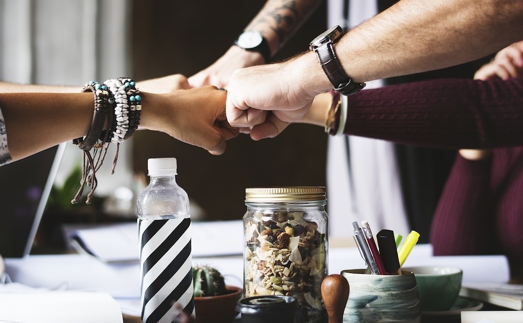 При импакт-инвестировании инвестор, вкладываясь в проект, заинтересован в социальном вкладе, а не в получении прибыли (но проект должен как минимум окупиться).