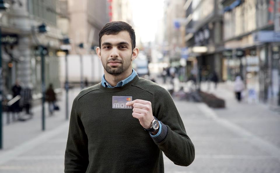 С помощью карты беженец получает уникальную цифровую идентификационную информацию, которая хранится на блокчейне. Он вправе оформить электронное удостоверение личности, наличие которого облегчит поиск работы. Изображение из официальной группы на фейсбук компании MONI www.facebook.com/getMONI