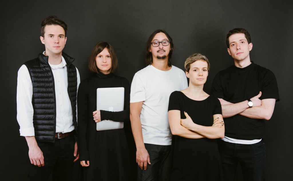 За несколько месяцев команда проекта "Кружок" провела бесплатные школы по программированию для детей в четырех регионах России и помогли жителям села Глазок Тамбовской области создать сайт. На фото: команда проекта. Автор фото: Никита Бережной.