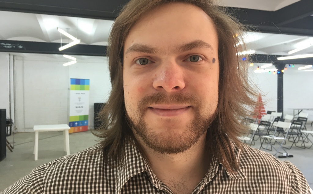 Первым обладателем микрочипа стал координатор Теплицы в Петербурге Глеб Пайкачев.