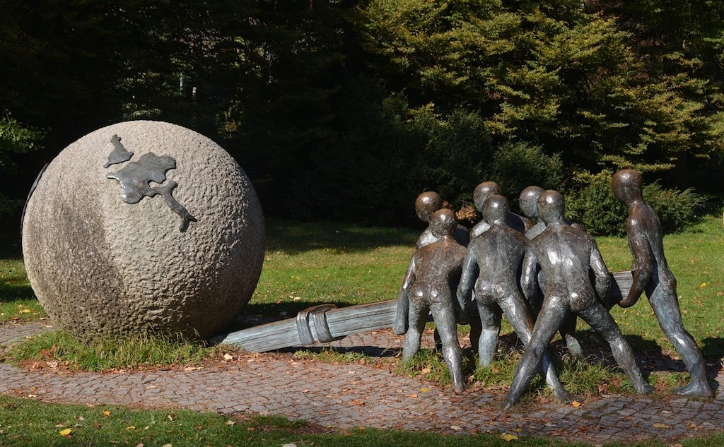 Справедливость – это тогда, когда каждый получает по заслугам. За что-то хорошее судьба посылает нам награды, а за что-то плохое – приключения на одно место. Даже без определений мы почти всегда ощущаем, когда кто-то несправедлив или поступает несправедливо по отношению к нам самим. Фото: Pexels.com (CC0).