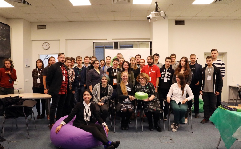 К созданию и поддержанию сообществ стоит привлечь модераторов: других преподавателей, знакомых студентов, учащихся курса. На фото: команда образовательной платформы Stepik и преподаватели онлайн-курсов. Фото предоставила Наталья Феофанова.