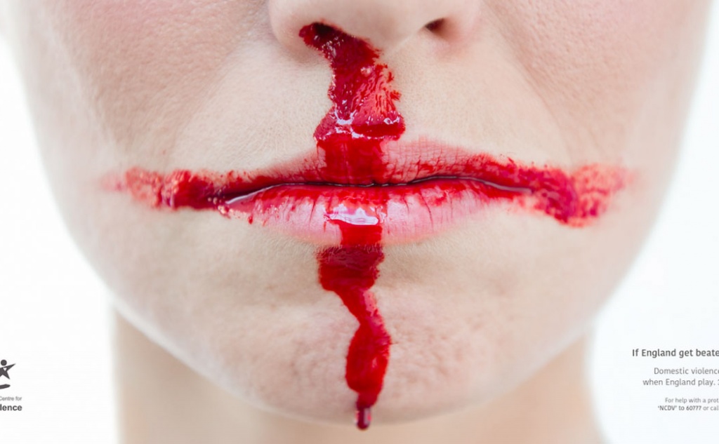 В рамках акции Национального центра домашнего насилия в Великобритании было подготовлено несколько таких плакатов. На каждом – увечья на женских лицах, цветом и формой напоминающие флаги тех или иных стран.