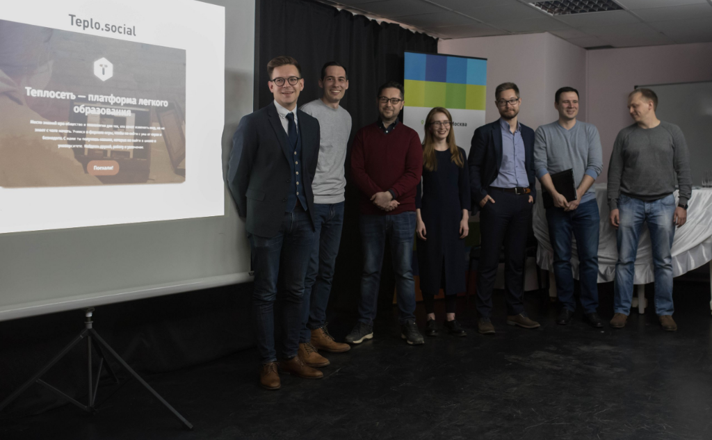 Ждем заявки до 10 апреля. На фото: команда Теплицы социальных технологий на конференции "Сетевой апрель".