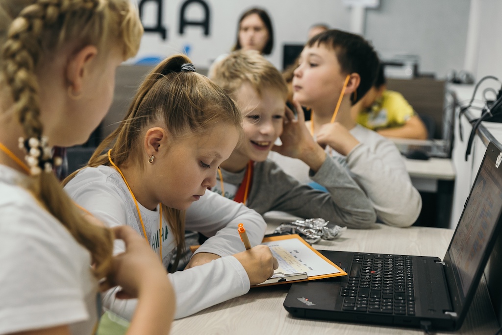 В 2018 году «Айкью Опшн» в рамках Европейской недели программирования провел два мастер-класса для детей. Фото: Александр Рунов