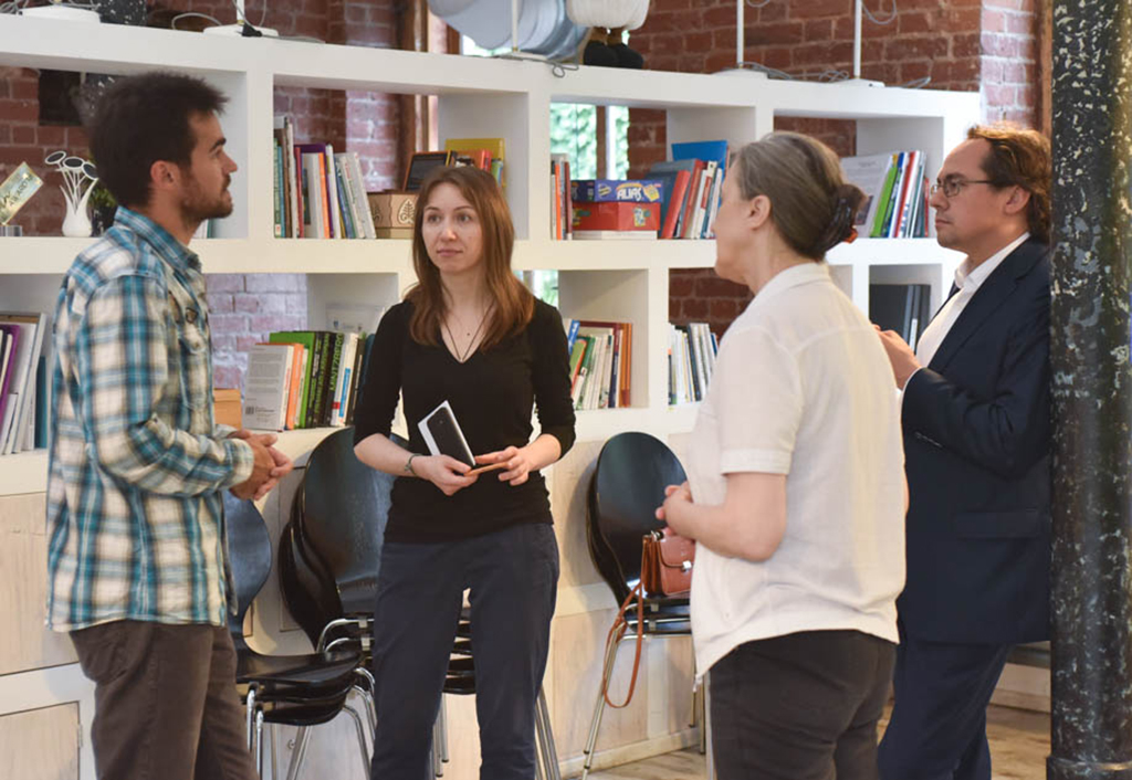 Василий Хорошилов и участники митапа. Фото: Мария Борисёнок.