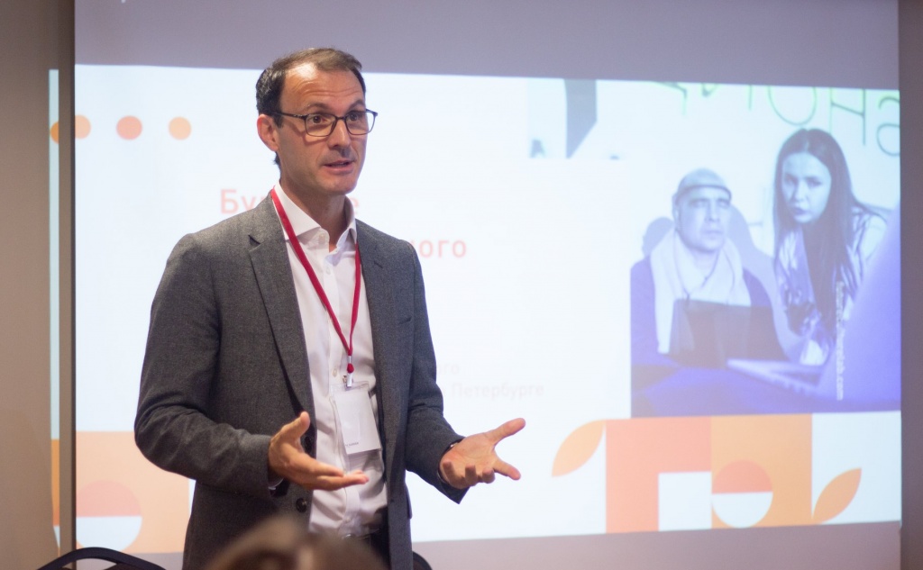 Участники мастерской обсуждали страхи и ожидания от развития ИИ. На фото: директор Леверхульмского Центра изучения будущего интеллекта CFI Стивен Кейв. Фото: Анна Балахонцева.