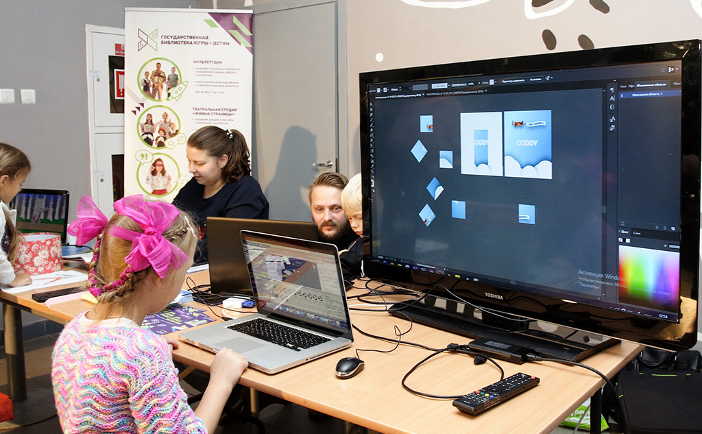 Ребят ждет знакомство с интерфейсом программы Roblox. Фото: CODDY