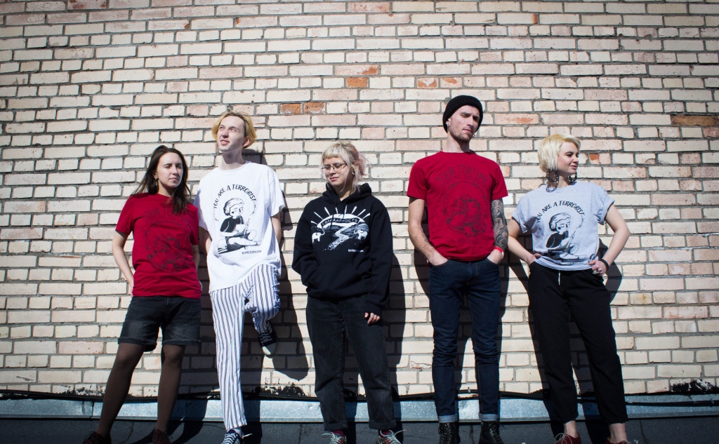 Одежда со смыслом, которая помогает социальным проектам и активистам. Фото с сайта "Открытого пространства".