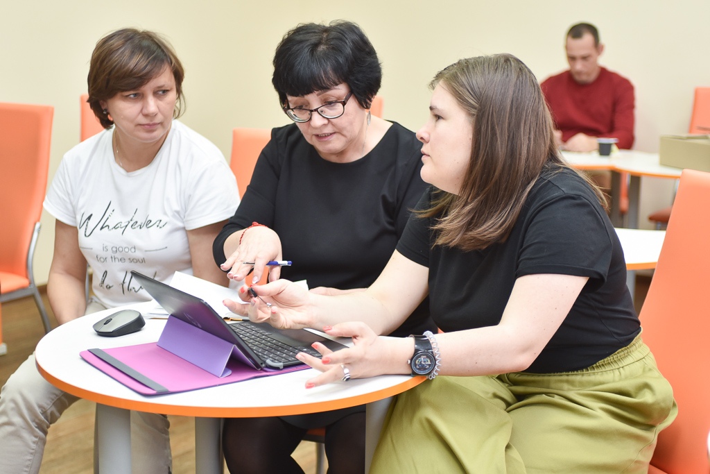 Мария Алёшина и участницы проекта "Театр книги". Фото: Мария Борисёнок.