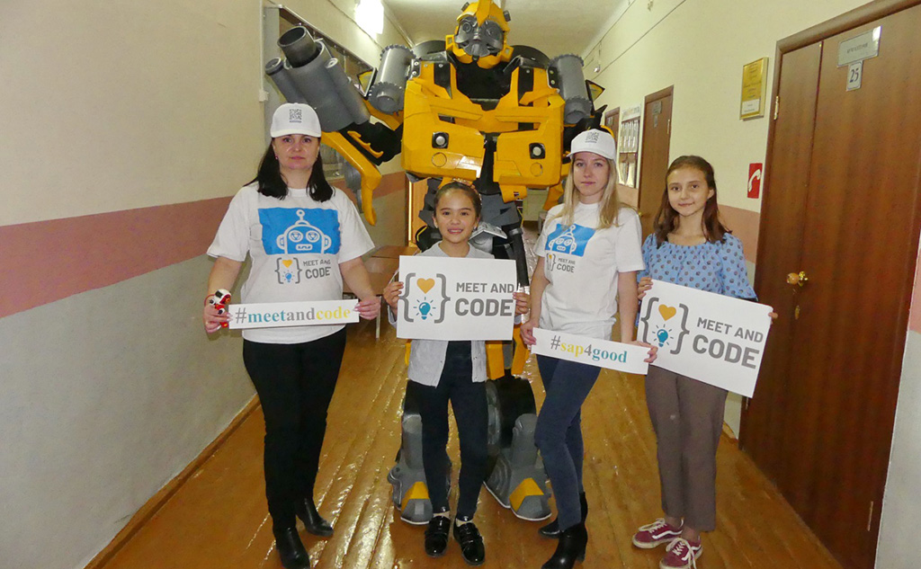 Для участников мастер-класса провели фотосессию с двухметровым роботом. Фото: Ольга Кузьменко