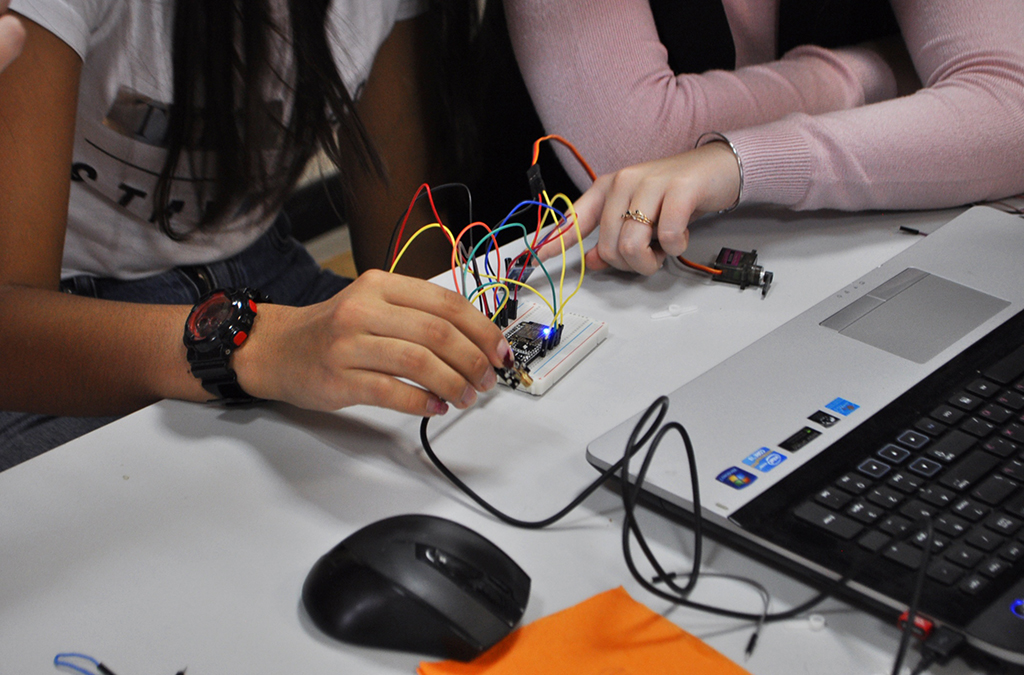 Для создания терменвокса у ребят будут готовые детали для сборки корпуса, дальномеры, ардуино и динамики. Фото: Уральский клуб нового образования.