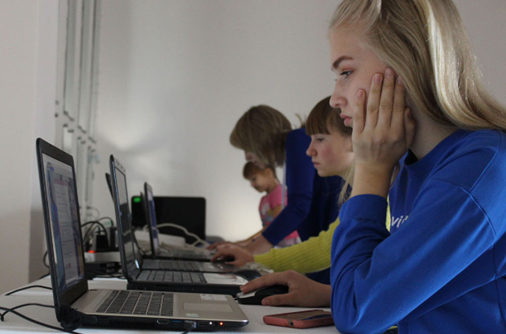 Девушки создали свои первые сайты. Фото: "Нешкола"