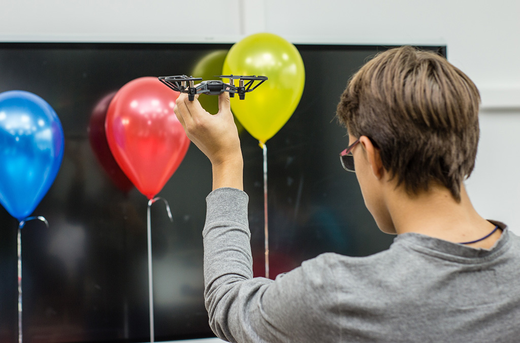 Школьники программировали коптеры