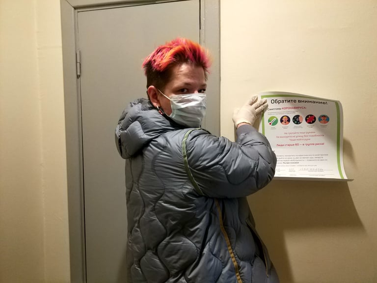 Александра Крыленкова распространяет информационные плакаты о коронавирусе. Фото: личный архив.