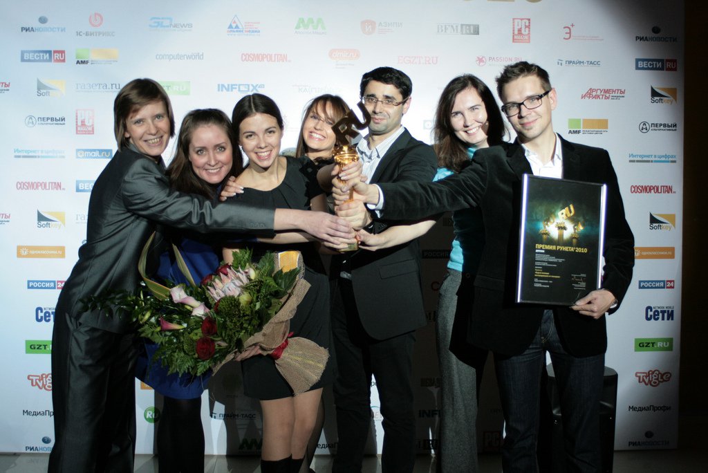 Создатели "Карты помощи" – большой коллектив волонтеров. На фотографии – группа создателей на церемонии вручения премии Рунета 2010. Слева направо: Марина Литвинович, Юлия Кулькова, Глафира Паринос, Анастасия Черепанова (Северина), Григорий Асмолов, Елена Кобякова, Алексей Сидоренко. Источник: личный архив.