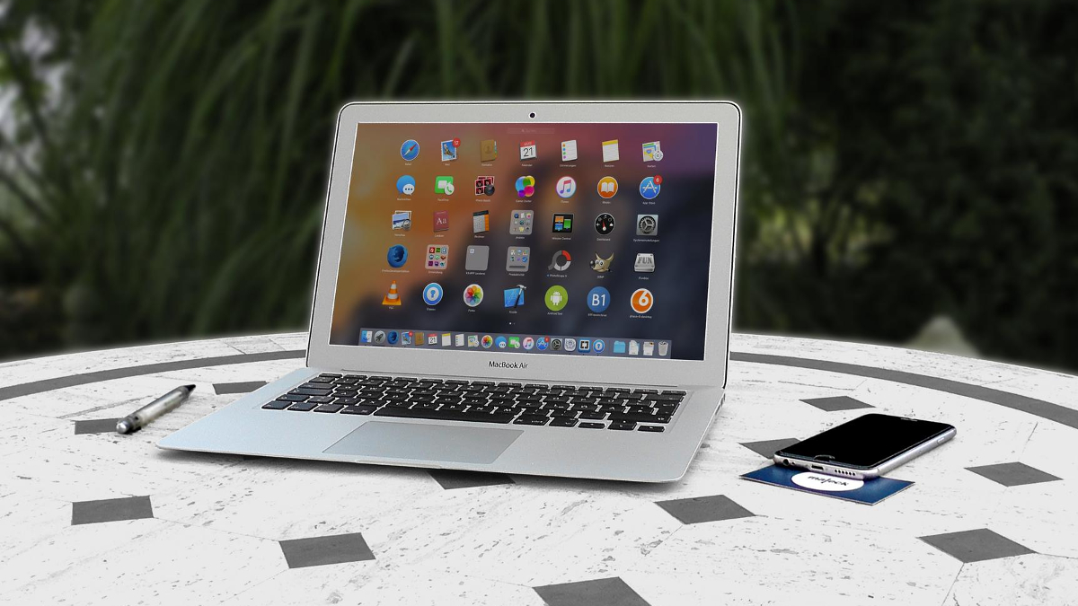 По центру над экраном Macbook Air хорошо виден объектив камеры. Источник: XSMO с сайта Pixabay.